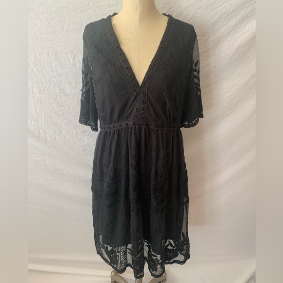 Beautiful Lace Detail Dress - Picture 4 of 9